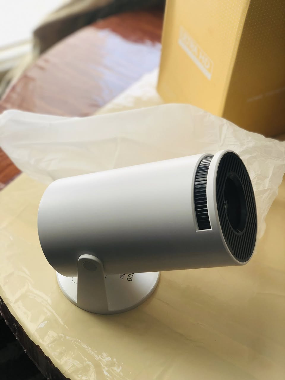 ✨ بروجكتر ذكي – حوّل غرفتك إلى سينما حقيقية
بروجكتر بدقة Full HD 1080P مع دعم فك تشفير 4K يمنحك صورة واضحة ومذهلة بفضل تقنية LED المتقدمة والإضاءة الموحدة، مع ألوان زاهية وحيوية وتقليل تأثير الضوء الأزرق لحماية العين، آمن حتى للأطفال 👶👀
🔄 دوران 180°
اعرض المحتوى على الجدار، السقف أو أي سطح بكل سهولة وحوّل أي مكان إلى شاشة سينمائية.
📽️ شاشة عرض كبيرة تصل إلى 130 إنش
مثالي للأفلام، المسلسلات، المباريات، الألعاب وجلسات السهرة.
🎵 صوت قوي وواضح
مزود بسماعة Hi-Fi مدمجة بقوة 3 واط مع Bluetooth 5.0، مع إمكانية توصيل سماعات أو أجهزة صوتية خارجية لتجربة صوت محيطية مميزة.
🔧 تصحيح تلقائي + تركيز يدوي
يحصل على صورة مثالية خلال ثوانٍ بدون تعب.
🔌 منافذ متعددة
HDMI – USB – AUX – منفذ طاقة + زر تشغيل/إطفاء.
📐 حجم عملي ومحمول
الأبعاد: الطول 19 سم × العرض 8.5 سم
سهل الحمل ومناسب للغرف الصغيرة والتنقل.
🎁 اختيار رائع للبيت أو كهدية مميزة
بديل ممتاز للتلفزيون ويوفر تجربة مشاهدة سينمائية بسعر ٣٠ الف ❤️ مستعمل اقل من شهر ❤️ مع ضمان استرجاع ❤️


**إذا كنت صاحب هذا الإعلان وتريد حذفه لأي سبب، رجاءا أرسل رسالة إلى الدعم الفني**