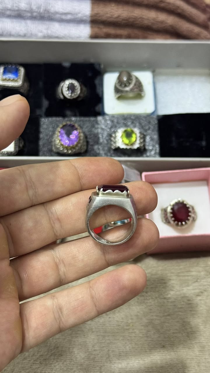 ياقوت احمر افريقي نقي اصلي 100‎%‎صياغه يدويه ثقيله مرصع ب 6 حبات الماس و ياقوت ازرق زفير 
هـ ***********
