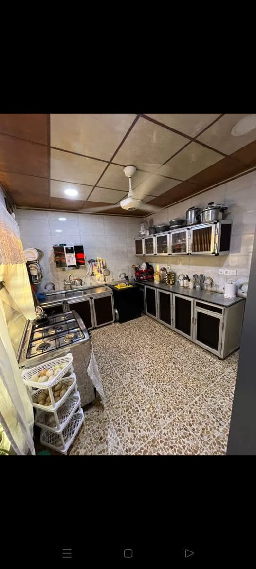 ⸻

🏡 للبيع بيت سكني طابقين – الموصل / حي الزهراء 🏡

📍 الموقع: الموصل – الجانب الأيسر – حي الزهراء، المدخل الثاني، المربع الذي قبل جامع حبيبنا المصطفى على اليسار
📐 المساحة: 200 متر
🚪 الواجهة: شمال غربي (جهة الغروب تقريبًا)
🛣️ الشارع: تبليط جديد قبل يومين،
 والمنطقة قيد تطوير حاليًا
، تم إزالة بيوت التجاوز في رأس الفرع
 لبناء مدارس

🏠 مواصفات العقار:
 • طابقين
 .  ٦ غرف نوم ثنين منهم كلش كبار
 •  غرفة استقبال كبيره
 • مطبخ
 • 2 حمام
 • كراج داخلي
 • سطح
 • بيتونة بحجم غرفة نوم+طابق ثاني بناء حديث +كاشي حديث+تم تحديث على الطابق الاول
📄 الطابو: سند رسمي صرف
💡💧 الخدمات: ماء، كهرباء، مجاري متوفرة بالكامل
💰 السعر: 675,000 دينار للمتر (إجمالي السعر: 135 مليون دينار عراقي) – قابل للتفاوض للجادين

📞 للاستفسار والتواصل:
 *********** /  ***********
