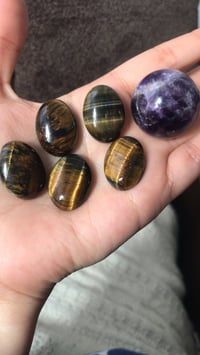 أحجار إيزيس • رفيق طاقي • بخور