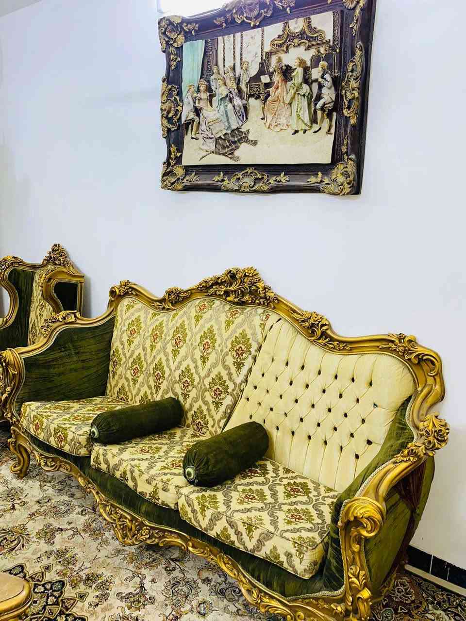 تخم مصري نضيف ما بي ضرر 
عشر مقاعد كوشات كامله ويا 3طبلات ثنين صغار وحده كبيره مرمر السعر 650وبي مجال العنوان البلديات مقابيل الأمن العامه ***********
