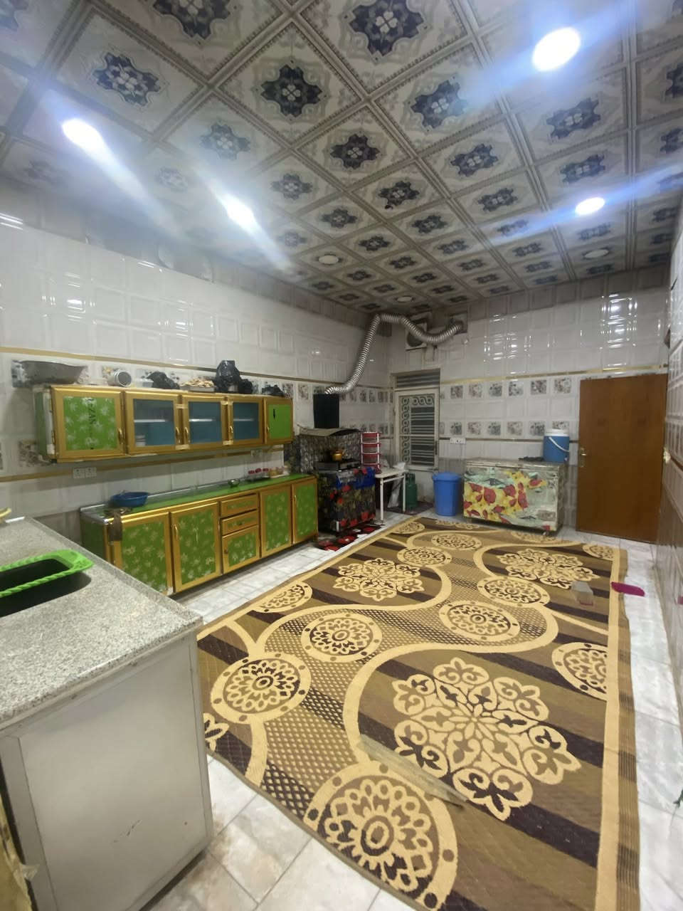 دار طابو صرف حي الشموع نزله القائم مقاميه المساحه 260م طابقين طابوق كونكريت عرض الشارع 13متر بناء جديد  
 يتكون بناء الطابق الأول من غرفتين وصاله دوانيه ومطبخ وصحيات داخليه وخارجيه السعر جداً مناسب للأستفسار ***********
