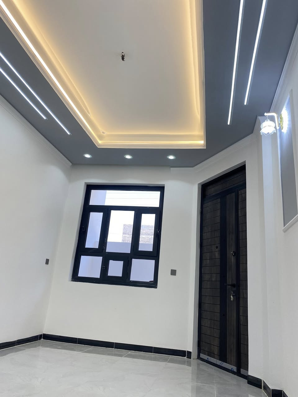 السلام عليكم
الدار للبيع 100متر واجهة 6وربع نزال 16 متر طابقين وبيتونة
سند 25 باسمي تنازل شركة  بدون دلالية
السلطان الثاني 
يحتوي على 3 غرف نوم وصالة ومطبخ وخدمات عدد 2
وحولي وبيتونة كبيرة للاستفسار الاتصال بالرقم *********** او *********** ابو احمد 
والسعر علخاص
