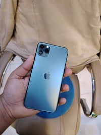 آيفون ١١ برو ماكس • ٢٥٦ • فيس ايدي متوقف