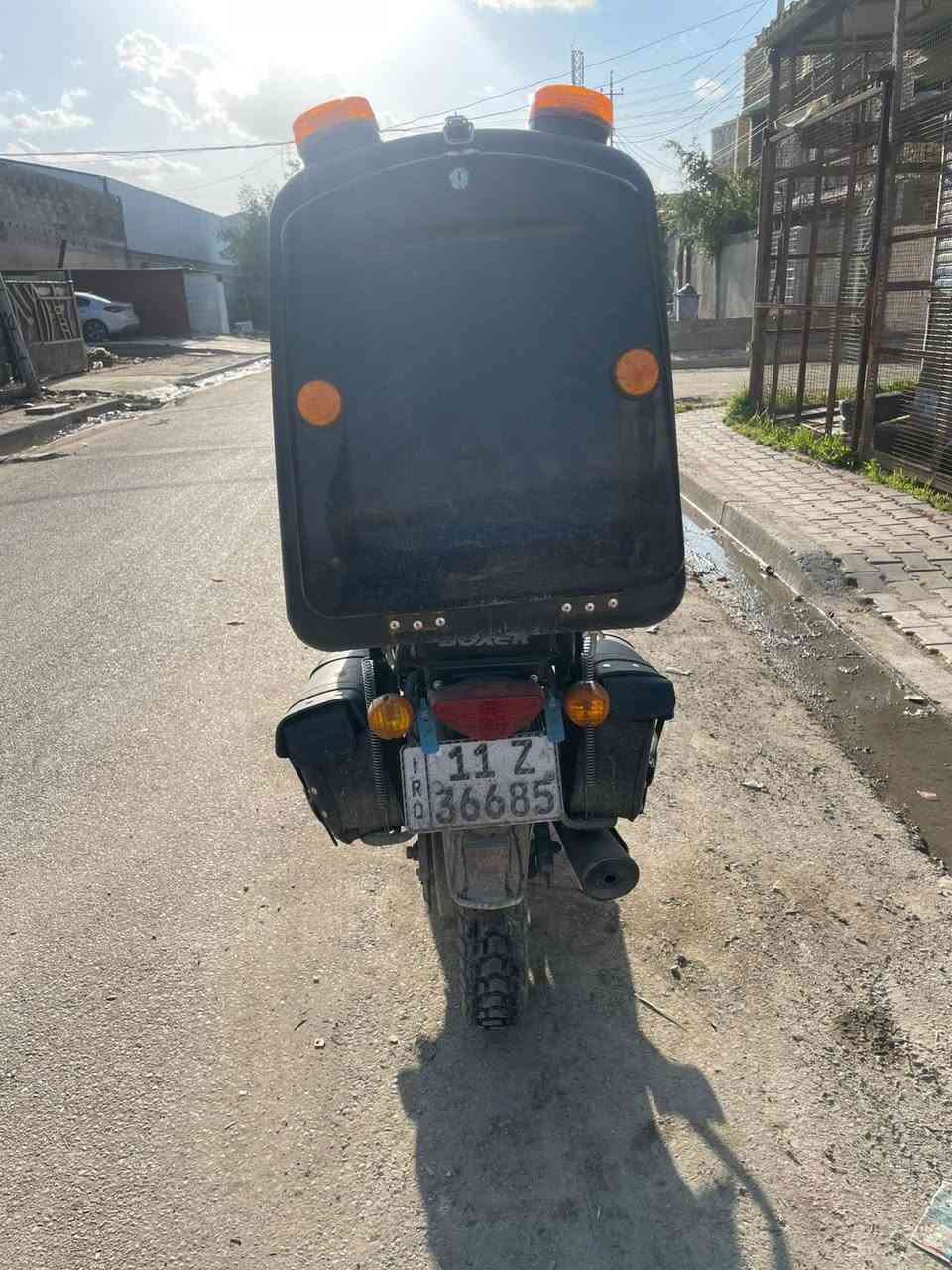 سلام عليكم بوكسر مديل 23 الدراجه خير من الله مكينه حلوه وناعمه  اكفل تنقيص وتبخير وتحويل الدراجه كلشي بيهه ينباع وياهه بس صندوك مو وياهه بيهه لايت زنون وبيهه بلاجكترات اضافيه وبيهه نشره خلفيه وبيهه عيون اماميه وبيهه هورن طوط وبيهه جنط صفاحيات مذل ما موضح بل صوره الدراجه ناقصهه بس غسل ما غسلتهه بسبب المطر مرقمه بغداد الدراجه سعرهه 2400 مليونين و400 وبيهه مجال وهاذ رقم *********** الصندوك مو وياهه
