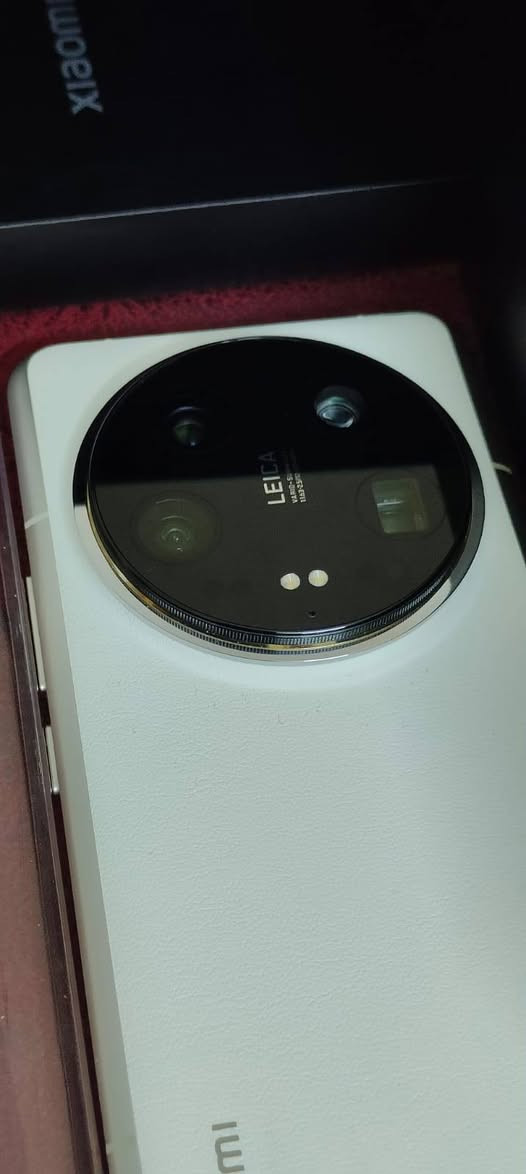 Xiaomi 14 Ultra 512/16
نسخه عالميه جهاز مستخدم ايام كامل ملحقات مراوس نزلي شعدك بيع سعر خاص 
الشاشة: شاشة منحنية ممتازة من نوع LTPO AMOLED بحجم 6.73 بوصة، بدقة WQHD+ وبمعدل تحديث ذكي 120Hz، مع سطوع هائل يصل إلى 3000 شمعة.
​المعالج والأداء: معالج Snapdragon 8 Gen 3 الأقوى بتكنولوجيا 4 نانومتر، مع ذاكرة وصول عشوائي (RAM) تصل إلى 16 جيجابايت وسعة تخزين داخلية من النوع الأسرع UFS 4.0.
​منظومة الكاميرات (بالتعاون مع Leica):
​خلفية رباعية بدقة 50 ميجابكسل لكل منها: الكاميرا الأساسية تأتي بمستشعر ضخم بحجم 1 بوصة بفتحة عدسة متغيرة (f/1.63 إلى f/4.0) لتمنحك تحكماً احترافياً كاملاً بالإضاءة والعزل.
​باقي العدسات تشمل: عدسة زاوية واسعة للغاية، وعدسة تقريب 3.2x، وعدسة بيريسكوب للتقريب الفائق 5x.
​الأمامية: بدقة 32 ميجابكسل وتدعم تصوير الفيديو بدقة 4K.
​البطارية والشحن: بطارية بسعة 5000 مللي أمبير (للإصدار العالمي)، تدعم الشحن السلكي السريع بقدرة 90 واط (شحن كامل في حوالي 33 دقيقة)، والشحن اللاسلكي الفائق بقدرة 80 واط.
​التصميم والخامات: إطار متين من الألمنيوم أو التيتانيوم مع ظهر من الجلد الصديق للبيئة، بالإضافة إلى مقاومة كاملة للماء والغبار بمعيار IP68.


**إذا كنت صاحب هذا الإعلان وتريد حذفه لأي سبب، رجاءا أرسل رسالة إلى الدعم الفني**
