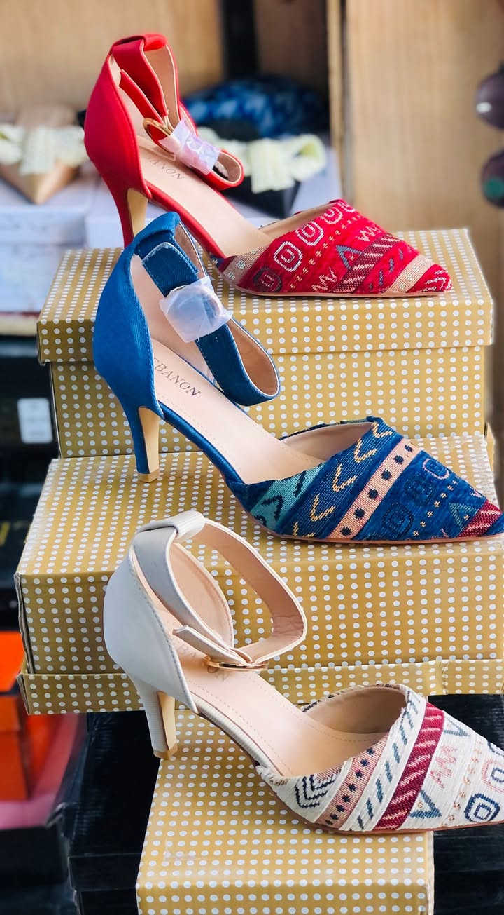 كعب 👠 نسائي اسعار مناسبه
٨ الف جميع القياسات العنوان 
الدوره حي الاثورين قرب شارع النادي 
السيدية قرب جامع الاقصى 
***********
