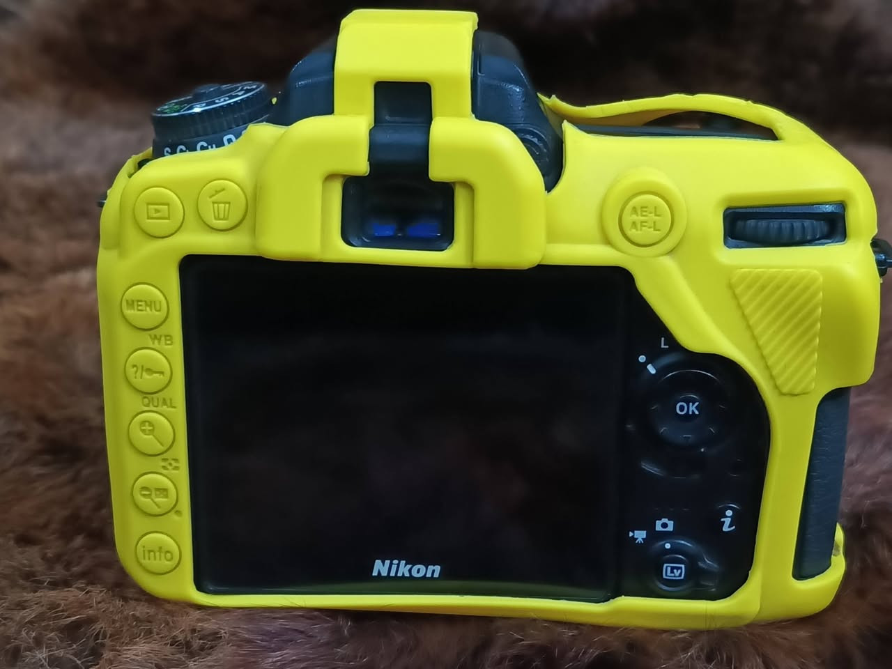 السلام عليكم كامره نيكون 7500 الغنية عن التعريف
شاشه لمس قلاب 
ملحقات:• 
1- بدي نضيف نضافته 100بل 100 شتره 7الف 
2- عدسه  18.140مع غطاء صنع تايلدني اصلي 
3-حزام كتف اصلي مالته 
4-جنطة اصليه من نيكون 
5- كارتونها الاصلي 
6-جلاتين لون(اصفر) 
7-فلتر ND 
8-رام 64Gمن شركة سان ديسك 4k اصلي 
9-بطاريه اصليه السوده 
10-شاحنه اصليه 
م/ الكامره جديده بمعنى الكلمه مستخدمه جداً قليل سعرها 900 مع التوصيل 
العنوان فلوجه 
تواصل خاص او واتساب او اتصال ***********
