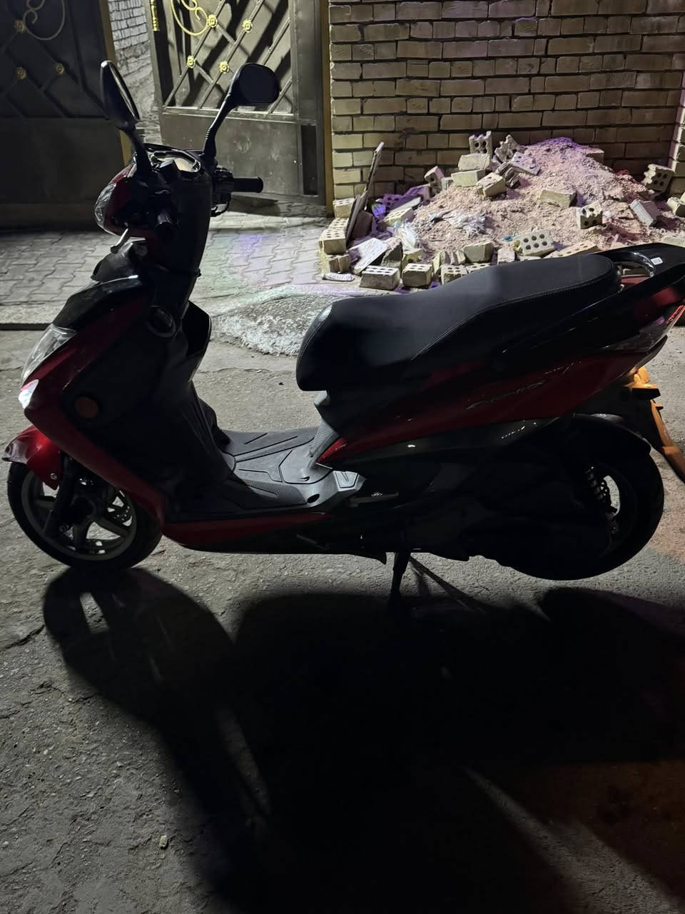 سلام عليكم دراجة سكنس لد صارلهة 3 ايام نازلة من رمبة ماشية 11 الف مكفولة مكينة برغي ممفتوح بيه سعر 1800 وبيه مجال ***********
