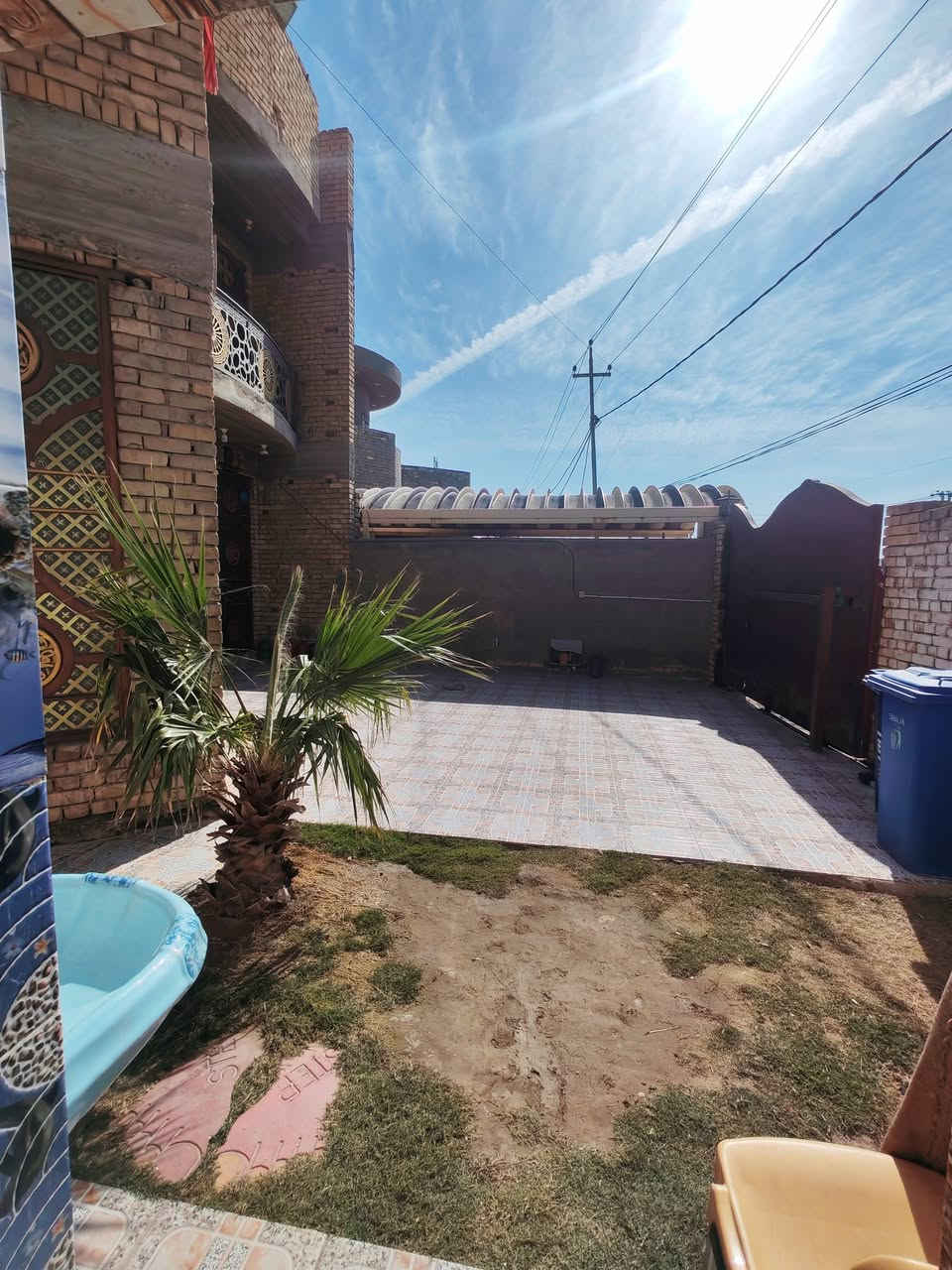 السلام عليكم بيت للبيع  بالسياسين على شارع 30 مقابيل مجمع الرواد
مساحة 280 متر 
مساحة البناء 200 متر صافي 
الخريطه موجوده بالصور طابقين نفس البناء فقط اكو تغير بلصحيات الفوك والجوه  
مع اضافة محل 3*6 موضح بالصور 
للأستفسار الاتصال ***********
