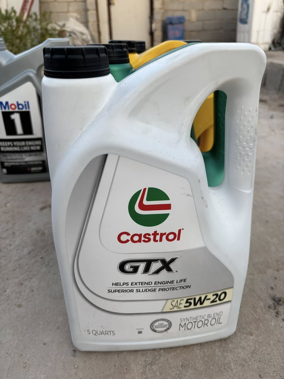 السلام عليكم توجد زيوت سيارات امريكي اصلي 100% الكمية محدودة رقم تلفون لاستفسار  ***********
