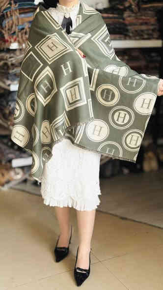 وصلت الوجبة الثالثة (عشاق الماركات الهرمز يابة)🔥🔥🔥🔥
التررند الجديد 😍😍النقشات الفووول 
الخامة الثكيلة ( وجهين القطعة كل وجه لون )
الدرزن 12 قطعة 
هل مرة الموسم ويانا غيرررر
قياسات 180*60
https://t.me/znzon246
***********
