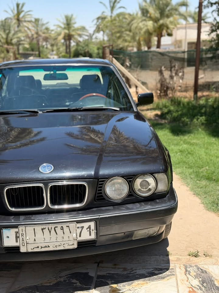 سلامً عليكم BMWبيئمً للبيعً
اللون اسودً
مرقمً تحويل مباشر
موديل1996
الصبغ جاملغ وبابً خلفي صفحت السائق
محرك صقر موديل المحرك2002
كشناتً جلد كهرباء واتماتيكً 
السياره حلو جديده
عايزهً بس خيال
السعر 75
الاتصال ***********
***********

