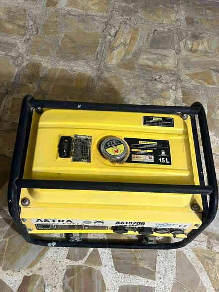 مولدة ASTRA Korea AST3700
شغالة ونظيفة، تشغيل أول دكة.بانزين
القدرة 2.5 KVA، فولت 220، خزان 15 لتر.
بيها مخارج AC  .كشتغله مرات معدوده سعر 225
***********
