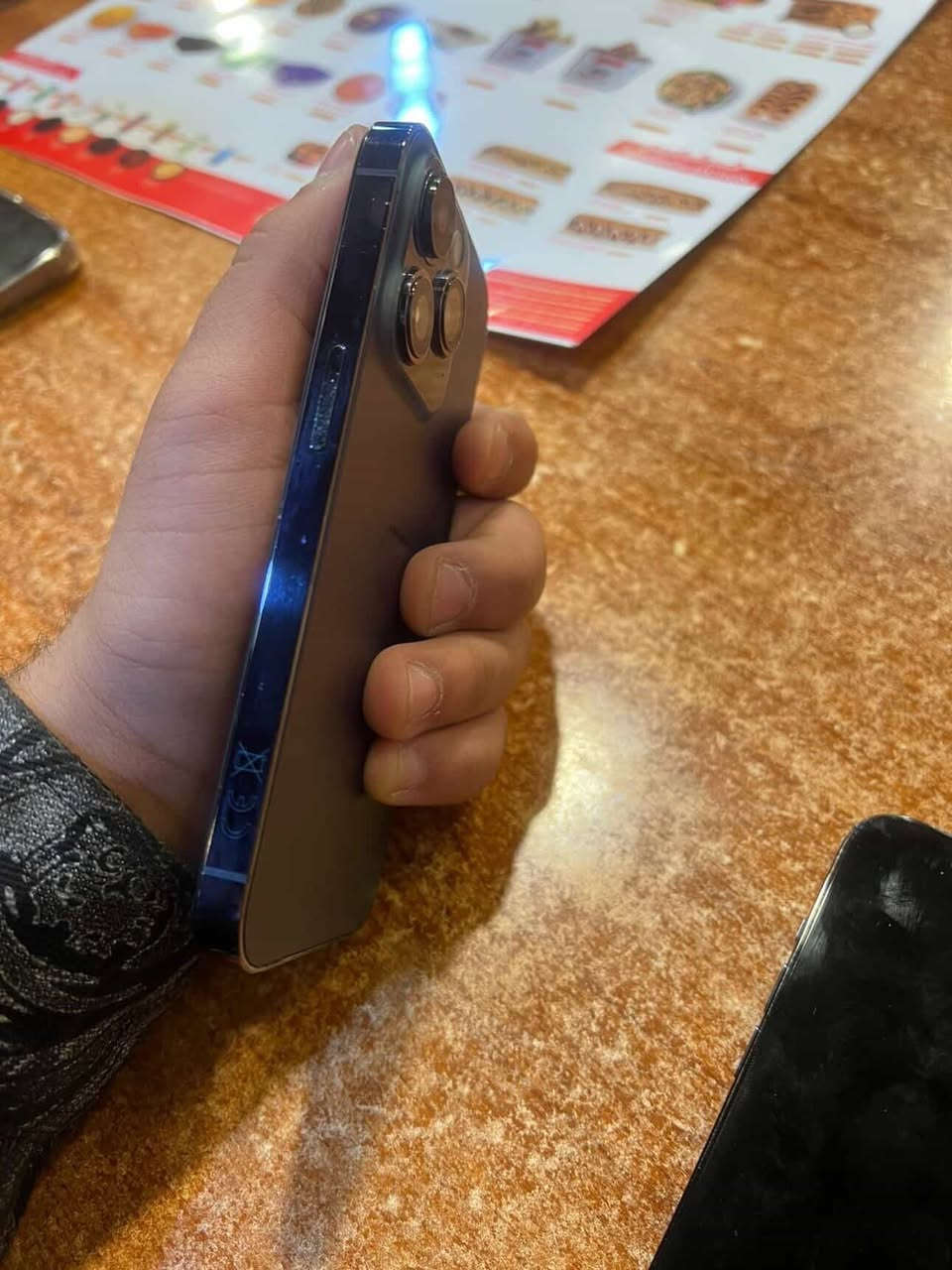 سلام عليكم 14برو ذاكره 128بطاريه وشاشه مستبدل 
التعويل حلوه 
مكان حي اور 
رقم ***********
