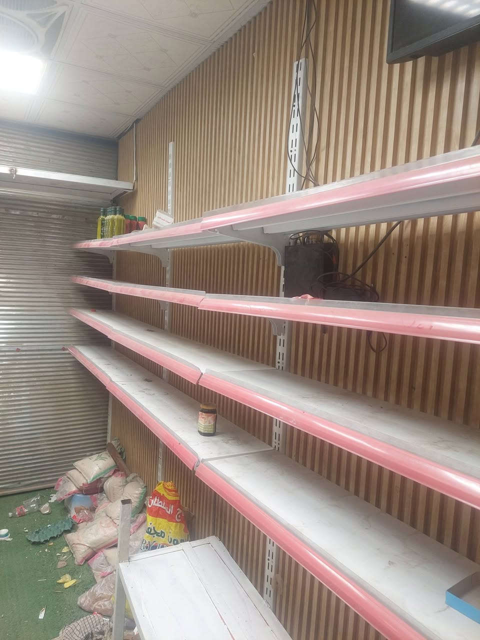 رفوف جديده ستعمال قليل البيع بسعر مناسب جدا وسريع بغداد المشتل رقم تلفون ***********
