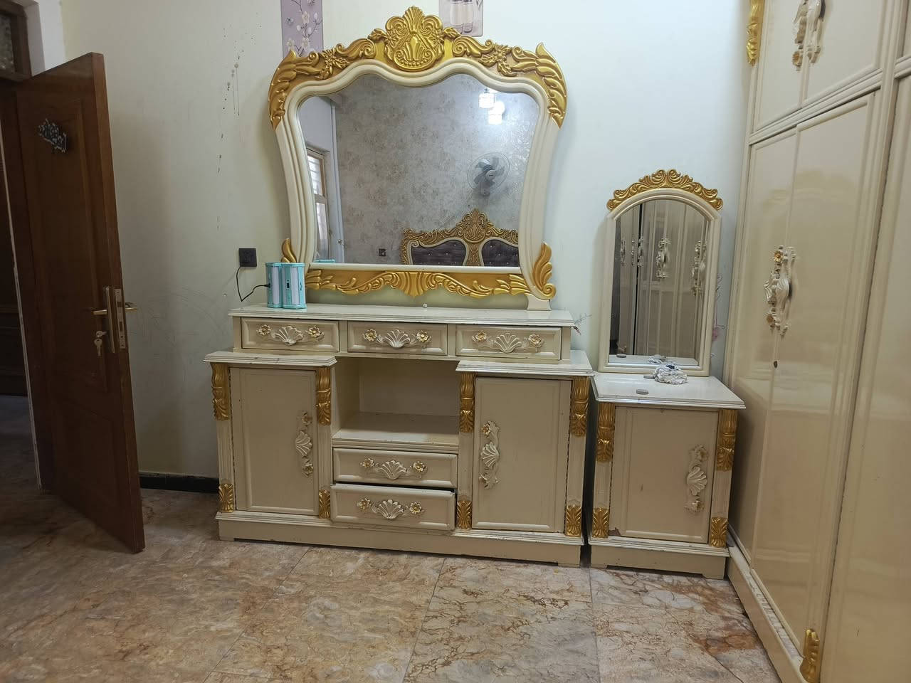 ثلاث غرف اخشاب عراقية مستعملة للبيع
الغرفة الأولى كبيرة
والغرفتين الباقيات مال اطفال
كل غرفة بيها كنتور وچربايتين وملحقات 
مثل ما موضح بالصوره 
التواصل على الواتساب او اتصال: ***********
