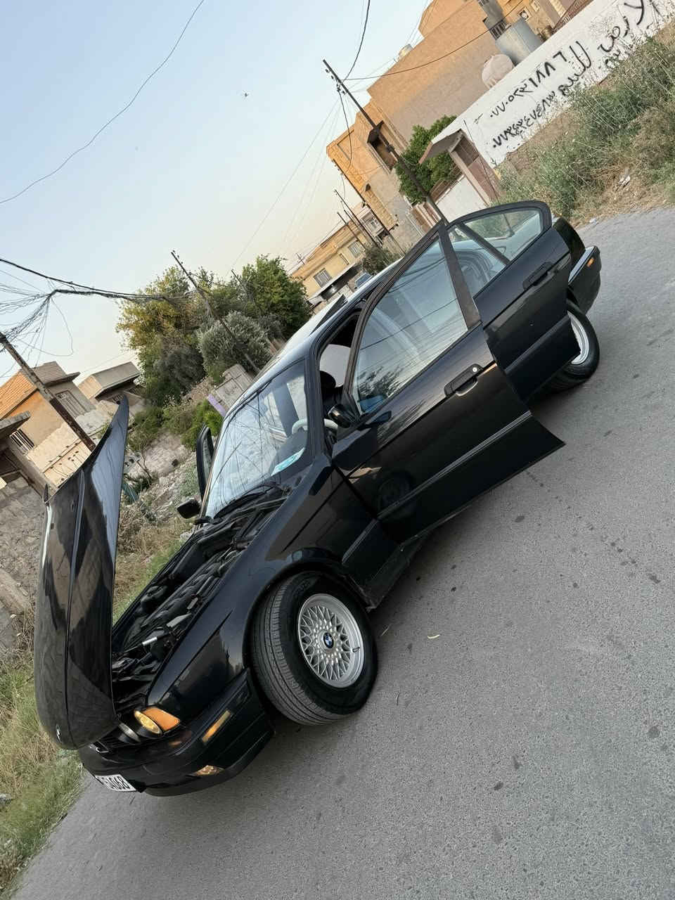 السلام عليكم للبيع BMW 525 موديل92. كير محرك شرط.  تبريد شغاله .  صبغ فقط جماليه.  طخم تاير جديد. طخم ويل كب جديد. صدر امامي خلفي جديد. داخل جلد. كابون بانزين. شرط التحويل. السعر. 75و بيها مجال. مكان موصل حي الطيران.  رقم الهاتف ***********
***********
