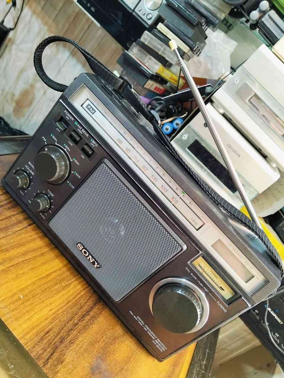 من نوادر 
راديو سوني SONY 
صناعه ياباني صنع سنة 1982 
جهاز بلادي غير داخل تصليح 
موجات الراديو 6 موجات مع FM 
اناره شغاله موشر كيج هوائي متحرك 
يعمل باتري وسط عدد 6 ومحوله خارجه 
يوجد فديو بالمنشور يوضح التشغيل 
للحجز والاستفسار المراسله على الخاص


**إذا كنت صاحب هذا الإعلان وتريد حذفه لأي سبب، رجاءا أرسل رسالة إلى الدعم الفني**