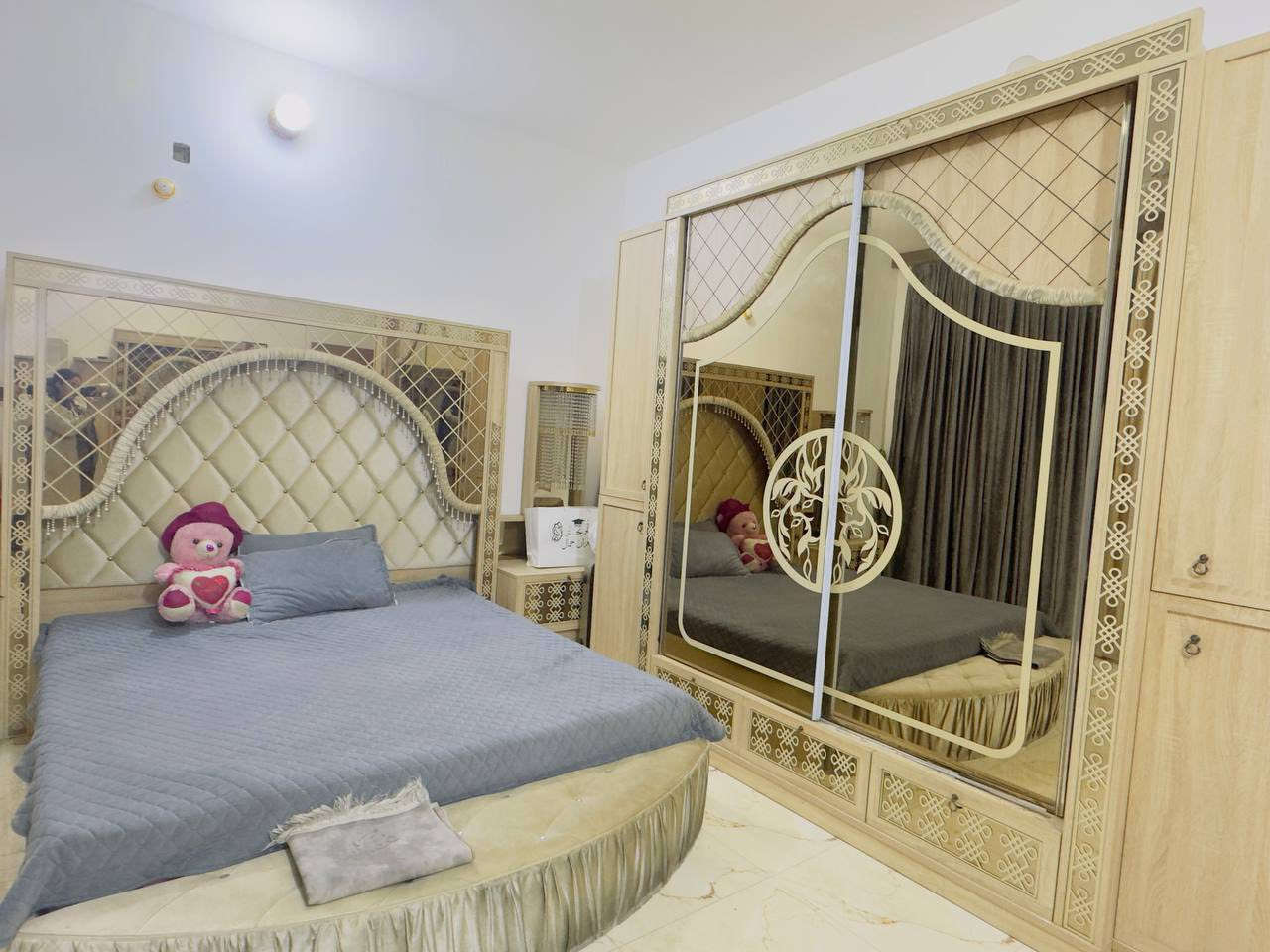 غرفه نوم للبيع
السعر ٩٥٠ 
مكاني حي الشهداء
***********
