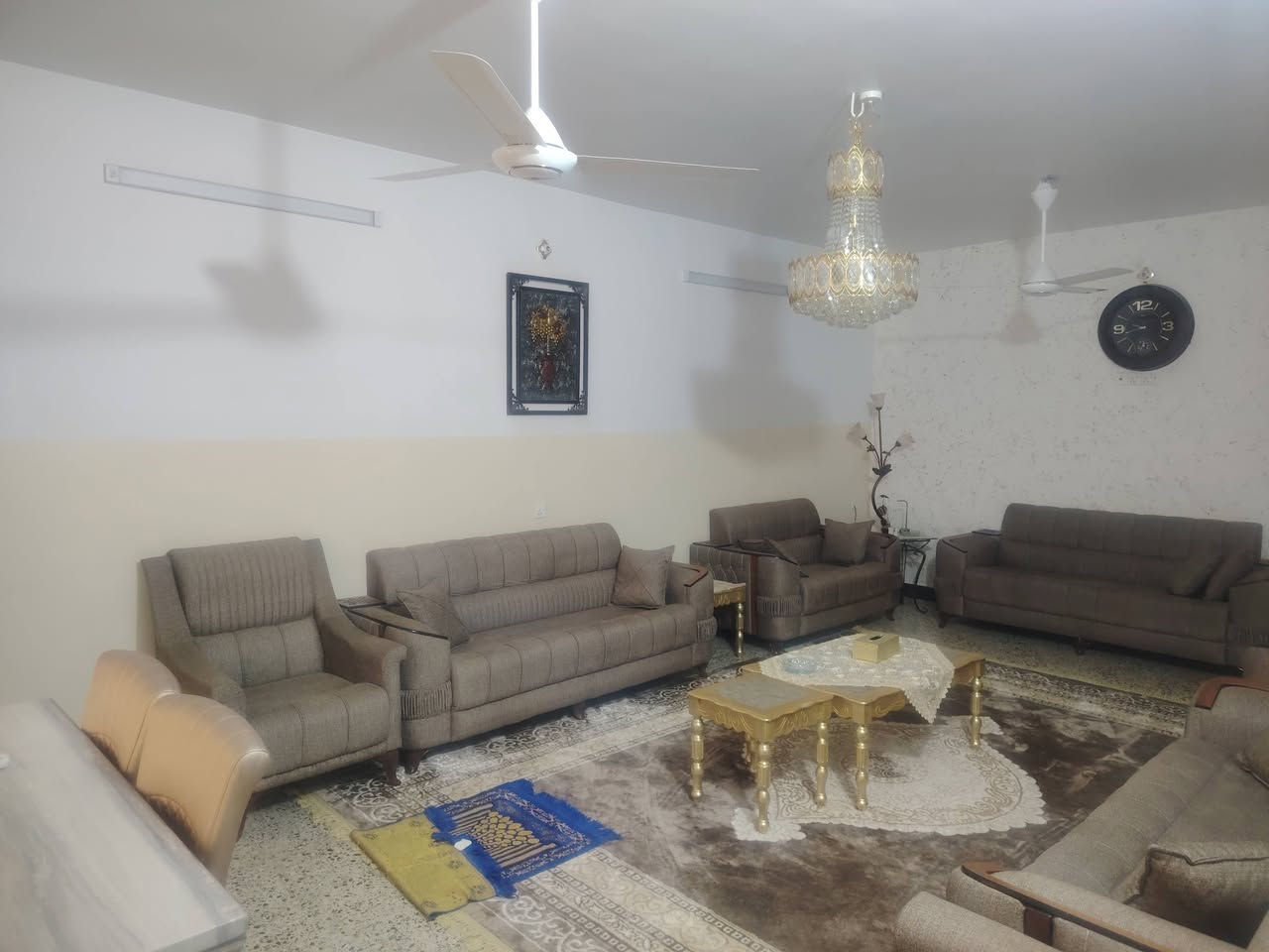 دار للبيع المساحة 300 متر واجهه 15 نزال 20  شارع 8 قرب جامع الحسين السعر 800 الف للمتر 3غرف نوم ومطبخ حار وبارد
***********
