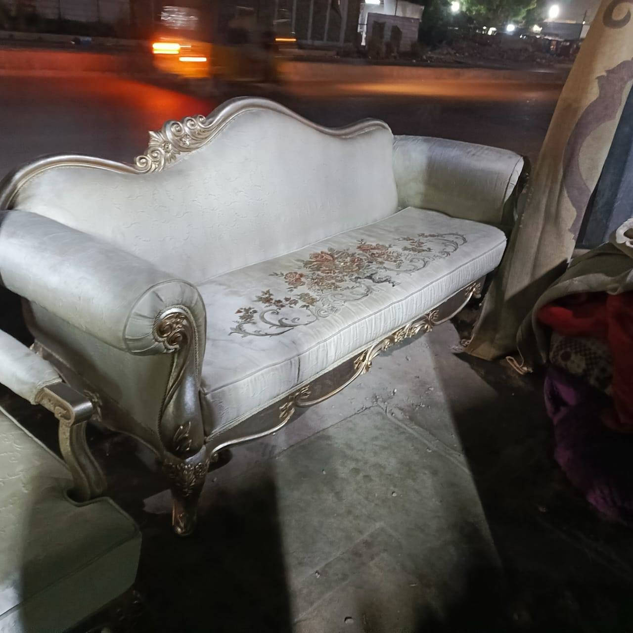 سلام عليكم تخم 10مقاعد اي ضرر ما بي شراي يتواصل ***********
