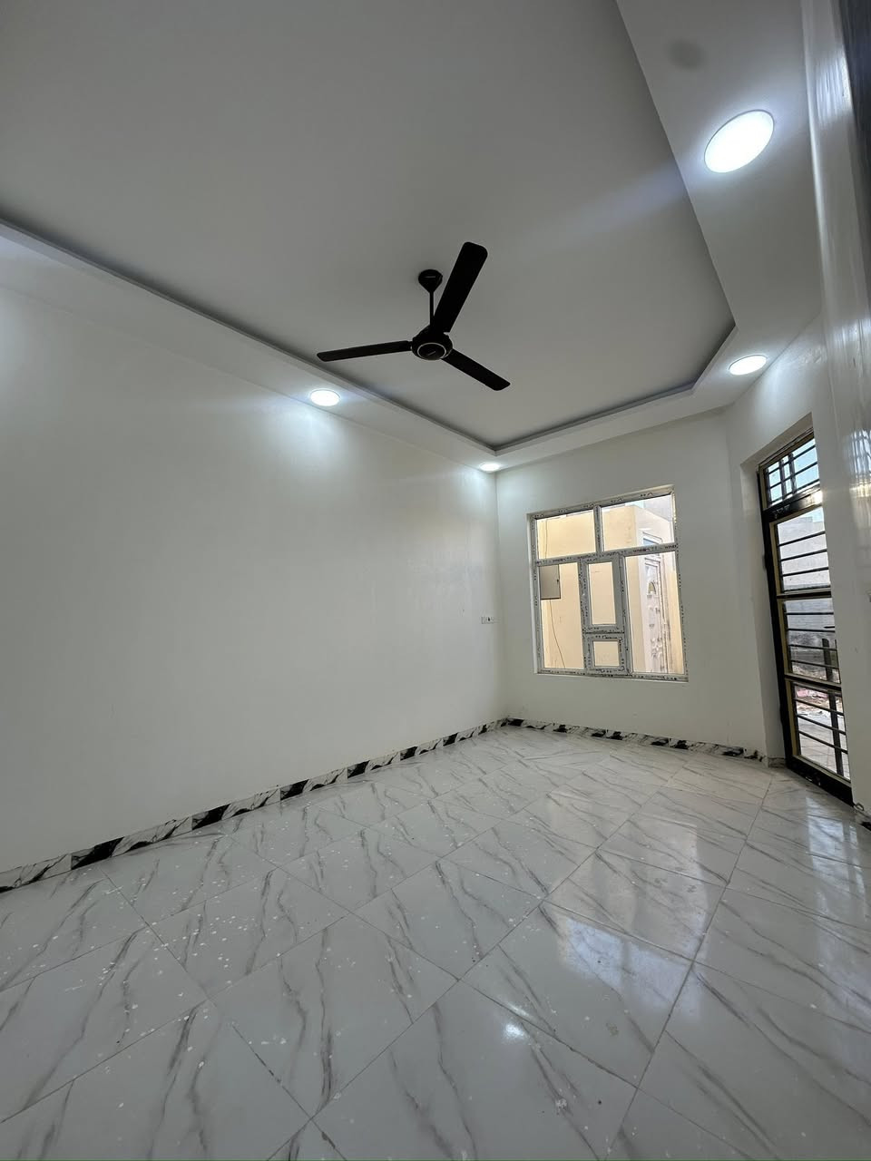 تون صفر للايجار  ( الديوم التوحيد )
مساحة 100 متر  كل واحد 
3 غرف نوم+ هول + ستقبال  + مطبخ  
قريب من السواق + قرب من المدارس  
؛ الاستفسار  اتصال ع 
***********
