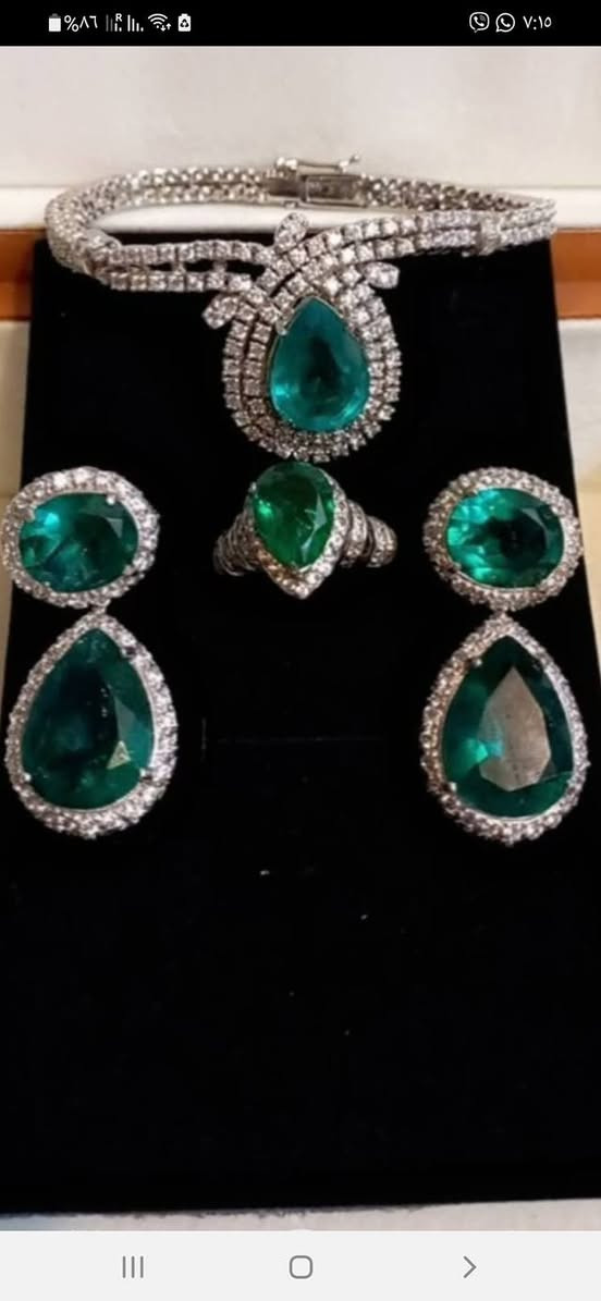 تخم عبارة عن (سوار وخاتم وتراجي )صياغة ايطالي من اندر انواع( الزمرد البنشيري )ونزولا عند رغبة النخبة من زبائننا  الكرام وحسب رغبتهم  واحتراما لخياراتهم واذواقهم الرائعة  ،،،، ( كل عام وانتم بخير ) 

   وزن الصياغة  70 غم 
   وزن الزمرد  75 قيراط 
                    
                ***********    واتساب
