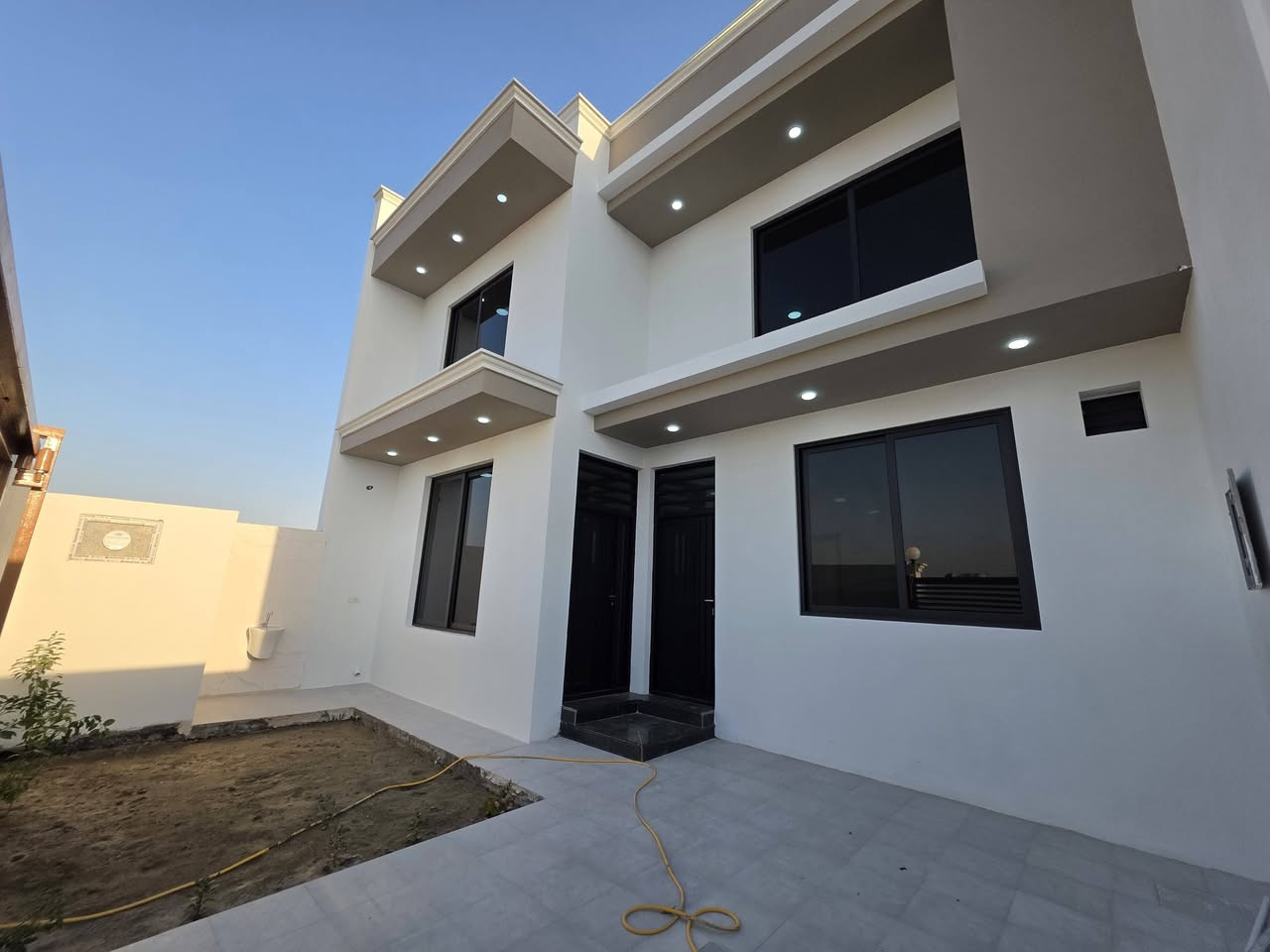 دار للبيع بناء طابوق جمهوري حديث 📌🏘
 المساحة 200 م٢ 

طابو زراعي سند 25 تحويل مباشر
الطابق الارضي يحتوي على 
 مطبخ ، هول ، أستقبال ، غرفة عدد ٢، مجمع صحيات داخلية وخارجية 
الطابق الاول غرفة عدد ٢ ، مجمع صحيات 
عرض الشارع 10م تبليط 
الموقع : بابل الحلة الوردية داخل قرب مدرسة مالك الاشتر الابتدائية 
السعر : 153مليون قابل للتفاوض  

للأستفسار الاتصال على الارقام 
***********  امير 
*********** امير
