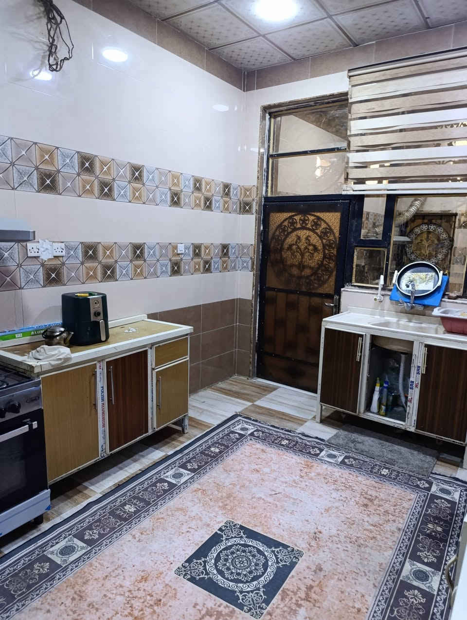 السلام عليكم بيت للبيع الفيروزية شارع 11 مساحته 171 متر طابقين غرفتين جوه وغرفتين فوك ديوانيه جبير 6ونص طول 4ونص عرض وصاله جبير وفوك صاله هم جبير ومشتملات طابوزراعي سعره 130 مليون بناء بلوك رقمي ***********
