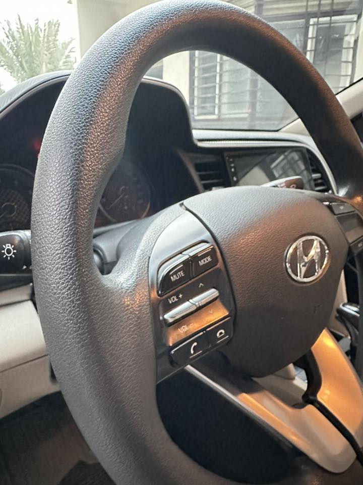 السلام عليكم 
للبيع اللنترا 2020 رقم بغداد دولي السياره ماشيه 86 الف حقيقي 100‎%‎ السياره اخوان اخت الزيرو بمعنى الكلمه مكفوله كفاله عامه من الصبغ والتبديل والبارد حته البلاستك السياره سويچ مو بصمه برغي ممفتوح بيها تجي وتشوف بعينك مكان السياره كربلاء معروضه 175 وبيها مجال للشراي ***********
