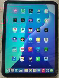 ايباد 11 • مستخدم شهرين • بكارتونه وشاحن اصلي