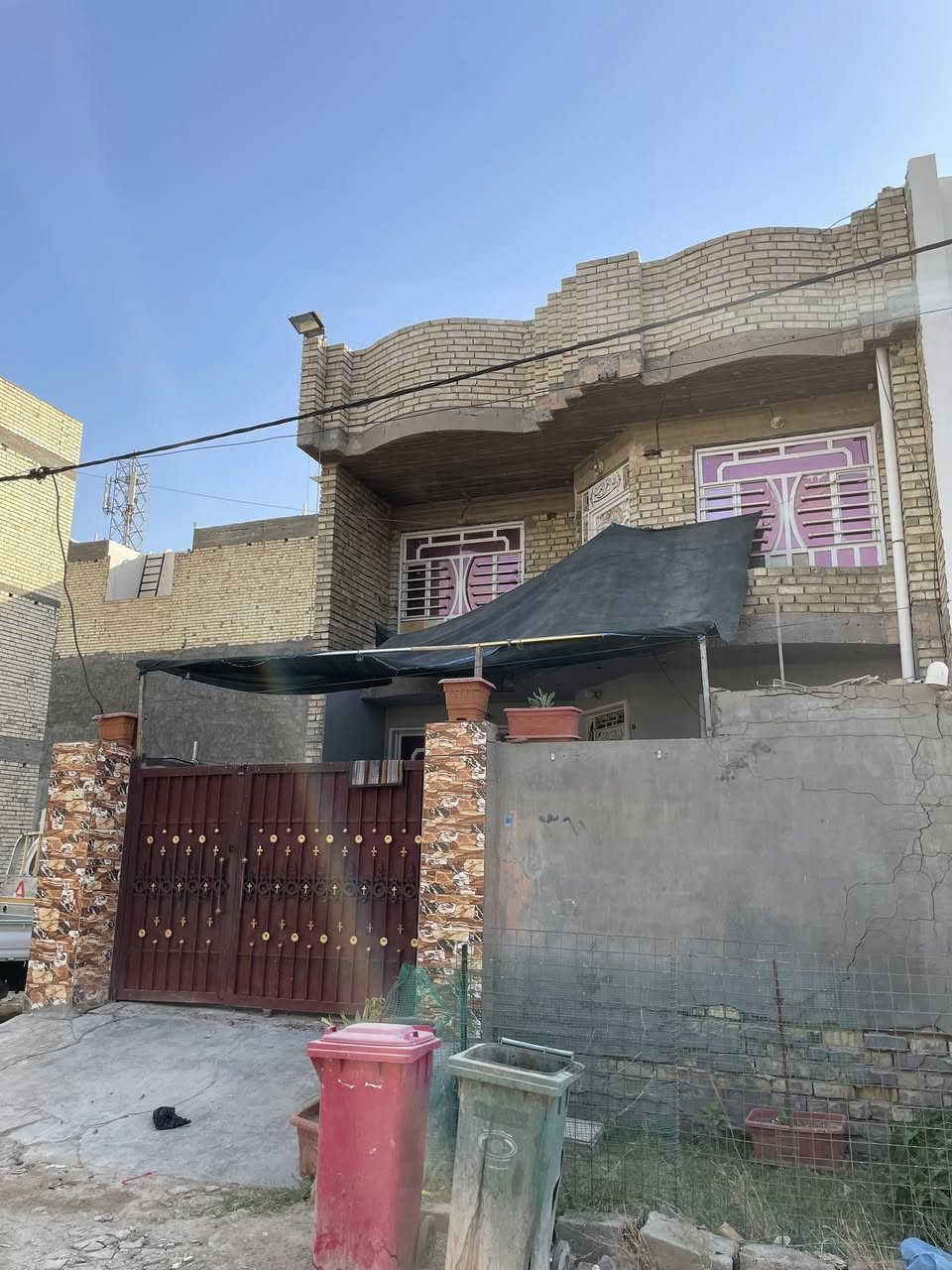 سلام عليكم بيت للبيع في حي الصديق الو غريب
مساحه 150
واجهة 7.5
نزال 20
اربعه نوم صاله ومطبخ وخدمات طابقين بدون شتايغر 
السعر 215 وبي مجال 
***********
