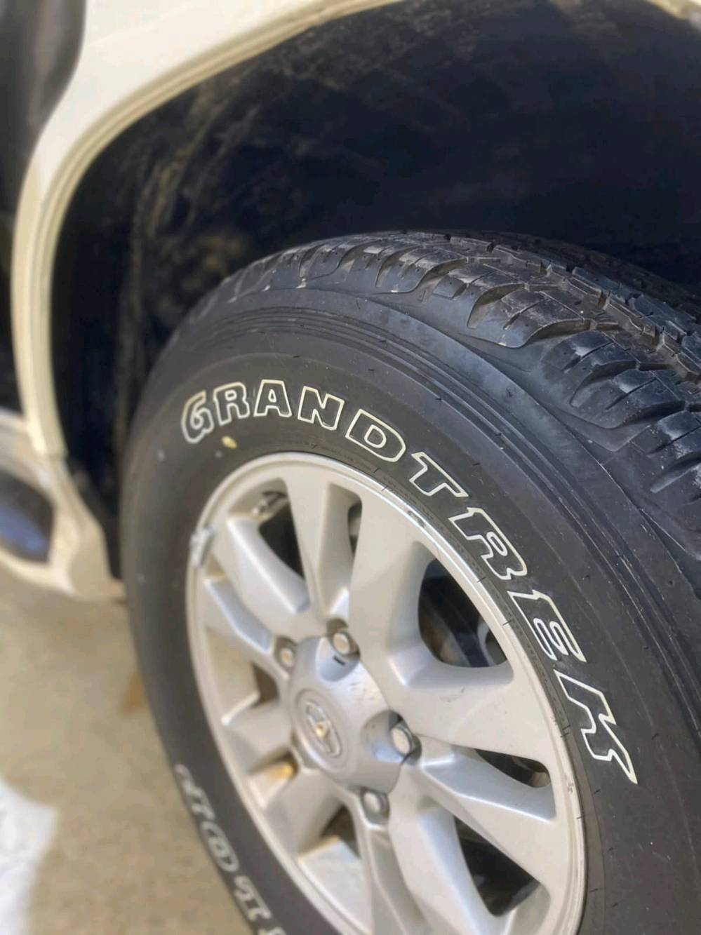 يالله لاندكروز 2011 ستينيه اصل فول موصافات 1/1 
رقم  جديد أنكليزي الدولي باسمي 
هزة وسنويه مجددة لغايه 2030 🔴
شرط تحويل ووكاله 
كفاله عامه من ضربه /وصبغ /وتبديل // ✅
مواصفات GXR.i يعني فول vip اصل ستينيه 
فتحة سلايت رؤف 
محرك 6سلندر وضع شركة 
بصمه + بصمه ابواب 
7راكب                     
ثلاث قطع تبريد 
كشنات جلد بقلاوة 
كرسي كهرباء 
٨ ايرباك
تحكمات ستيرن 
فور ويل  
دشبول ليزري 
عتب ليزري 
ثلاجة 🧊
شاشة بلاد 
كامرة خلفيه
دفلوك ونضام زحف 
لايت زنون اصل 
لد آمامي خلفي 
اشاير بلمري 
اشاير بلجاملغ
حساس امامي خلفي 
ارضيات جلد مال شركه تويوتا الأصليات

مكينة كفالة عامة لاتبخير لاتنقيص ولاصوت 
كير وضع الشركة مكفول كفالة عامة 
تخم تايرات اربعه جديدة دنلوب ياباني اصلي 
الحدادية الاماميه والخلفيه كلها جديدة وجاهزة
تبريد ثلج منظومة تبريد كاملة

السيارة مكفولة كفالة عامة من ضربة وصبغ وتبديل 
والسونار داخل المنشور كلشي موضح بلنشر ،المسافة المقطوعة 280 ألف كم
السعر 325 ورقة وبيها مجال 
رقم اربيل الجديد 

مكاني النجف //الكوفة للاتصال/***********
ا