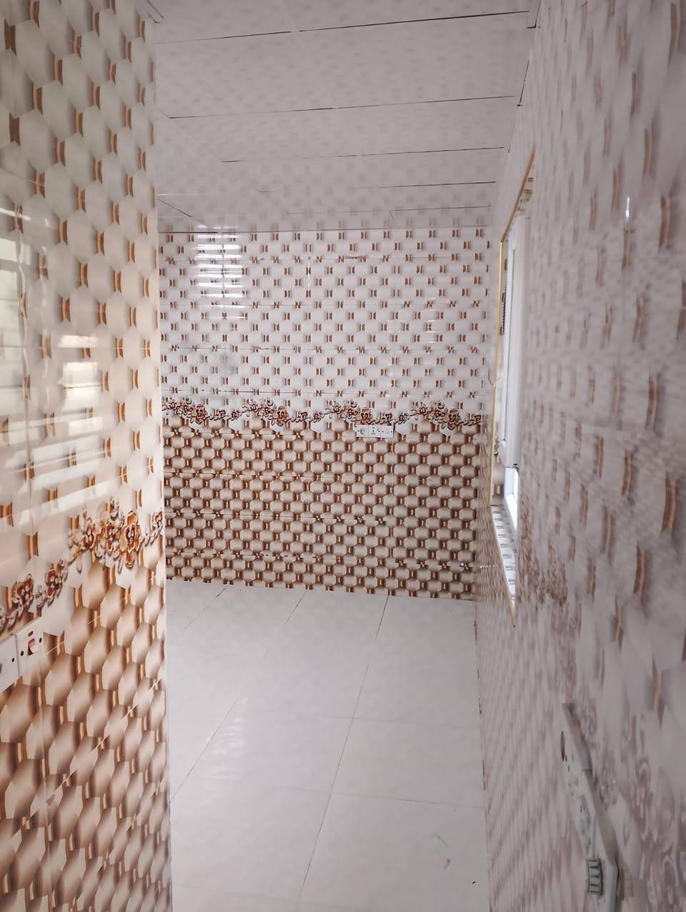 السلام عليكم 
مشتمل طابق ثاني لايجار ٢٠٠ متر
غرفتين نوم +مطبخ + هول + صحيات + سطح 

الايجار / 200 الف والماء والكهرباء علئ ابو بيت 

العنوان / حي العسكري قرب صيدلية طيبة 
لاستفسار /***********
