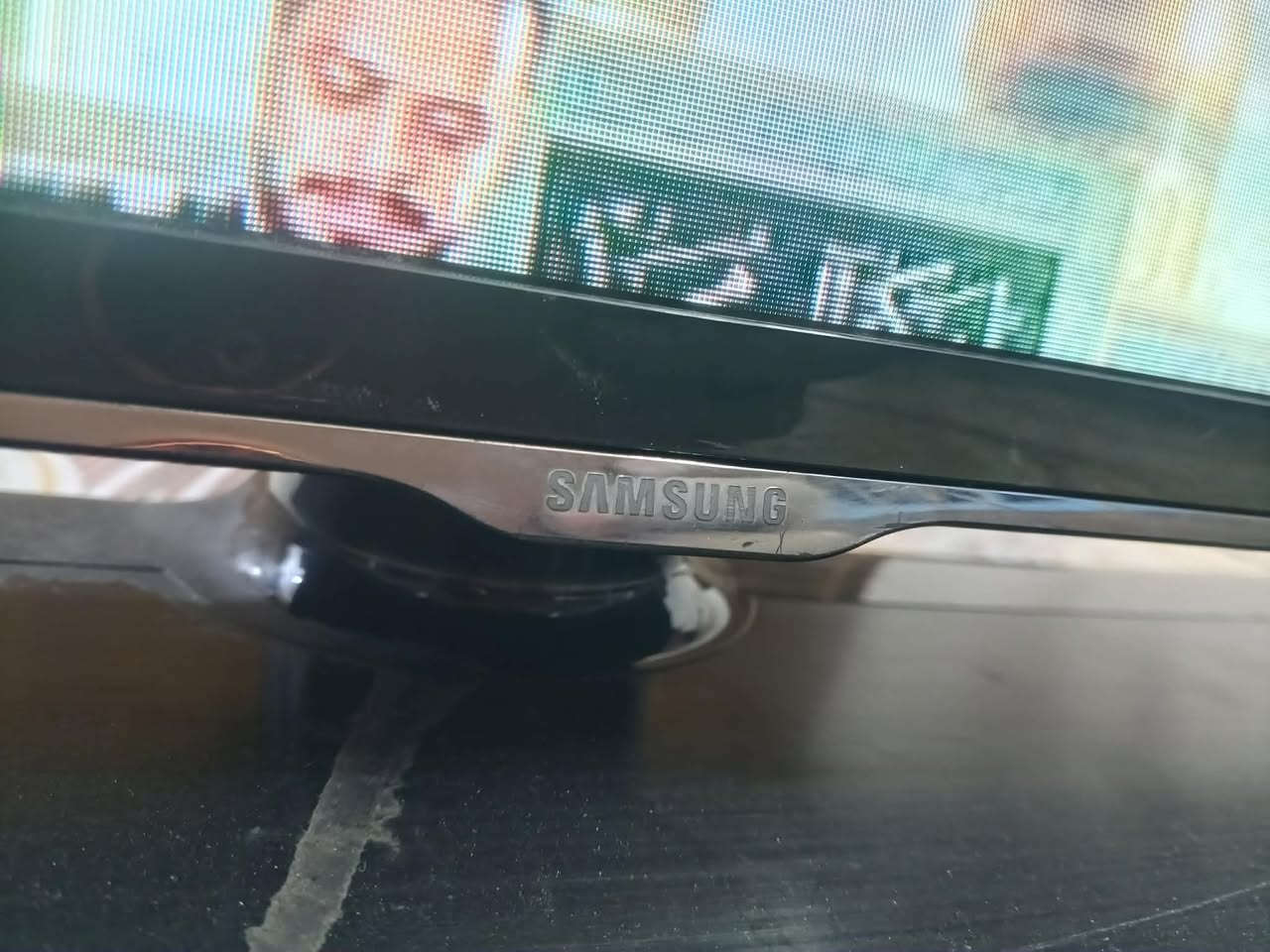 السلام عليكم شاشه سامسونك حجم 48  سعرها ٢٠٠ مكان بابل حي الجامعه ***********
