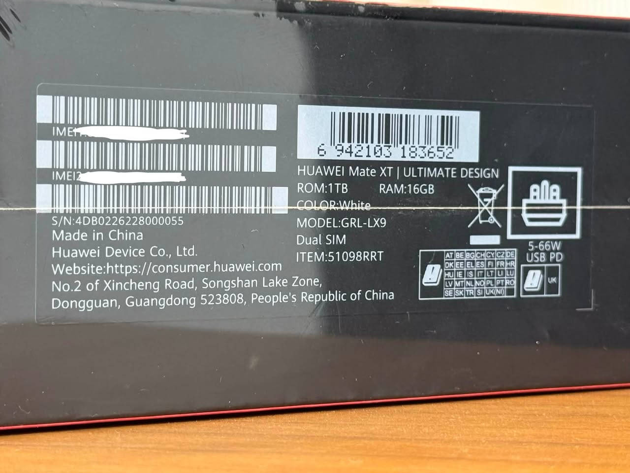 للبيع: HUAWEI Mate XT | Ultimate Design (أول هاتف ثلاثي الطي)
 الحالة: جديد تماماً، كرتون مختوم (مصلّب/Sealed).
 المساحة والرام: 1 تيرابايت (1TB) / 16 جيجابايت رام.
 اللون: أبيض ملكي.
 النسخة: يدعم شريحتين (Dual SIM).
 العلبة الفاخرة تشمل: سماعة هواوي اللاسلكية الراقية FreeBuds 5 (صوت نقي + إلغاء ضوضاء)، بالإضافة إلى كفر حماية فاخر، شاحن سيارة، وشاحن بيت سريع.
📍 الموقع: بغداد
💰 السعر: 4,150,000 دينار عراقي (وبي مجال كلش قليل).
(ملاحظة: الشراء والتسليم وجهاً لوجه في بغداد لمعاينة الختم والعلبة).


**إذا كنت صاحب هذا الإعلان وتريد حذفه لأي سبب، رجاءا أرسل رسالة إلى الدعم الفني**