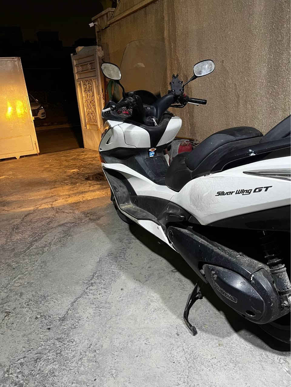 سلفر ونج 400gt  دراجة مكفوله كير مكينه كهربائيات كله مكفول . بيهة ضرر بسيط بلكفر موضح بلفديو
بانزين محسن من يوم الجبتهة لليوم ودهن امزويل
عده كتلوكات كاملة
تايرات برجستون جدد 
ادامة قبل ٤ اشهر مسوي كامله كلجات دسكات نوزلات فيتبم 
منضومه زنون عالي 75wوناصي اصفر 55w
السعر على الخاص او *********** بغداد, العراق
