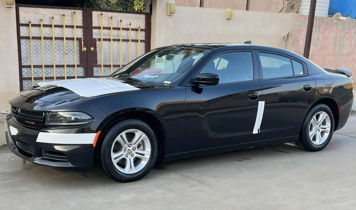 سلام عليكم جارجر 2023 لون اسود  سياره حادث موضح بصوره ما واصل لدواخل بس لبنيد مبدل فقط 
سياره بجيس معنه الكلمه
كامله مكملهه من كلشي
مكان /بغداد /رقم /***********
