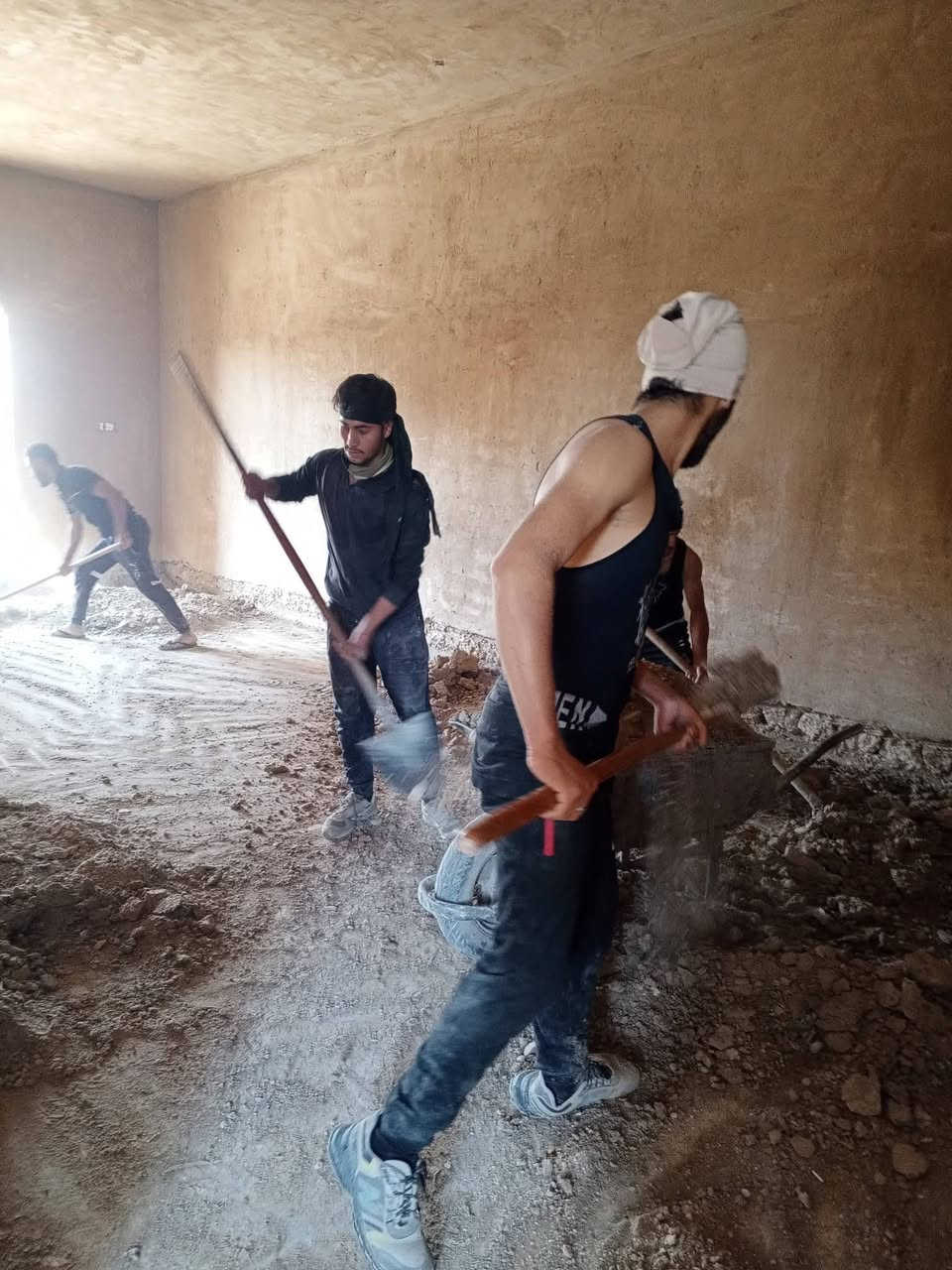 Peace be upon you. We have a ready team available for various services including: material handling, house cleaning, demolition, scraping, garden cleaning, river erosion, and more. We work day and night, and our equipment is ready. Just call us at ***********.
