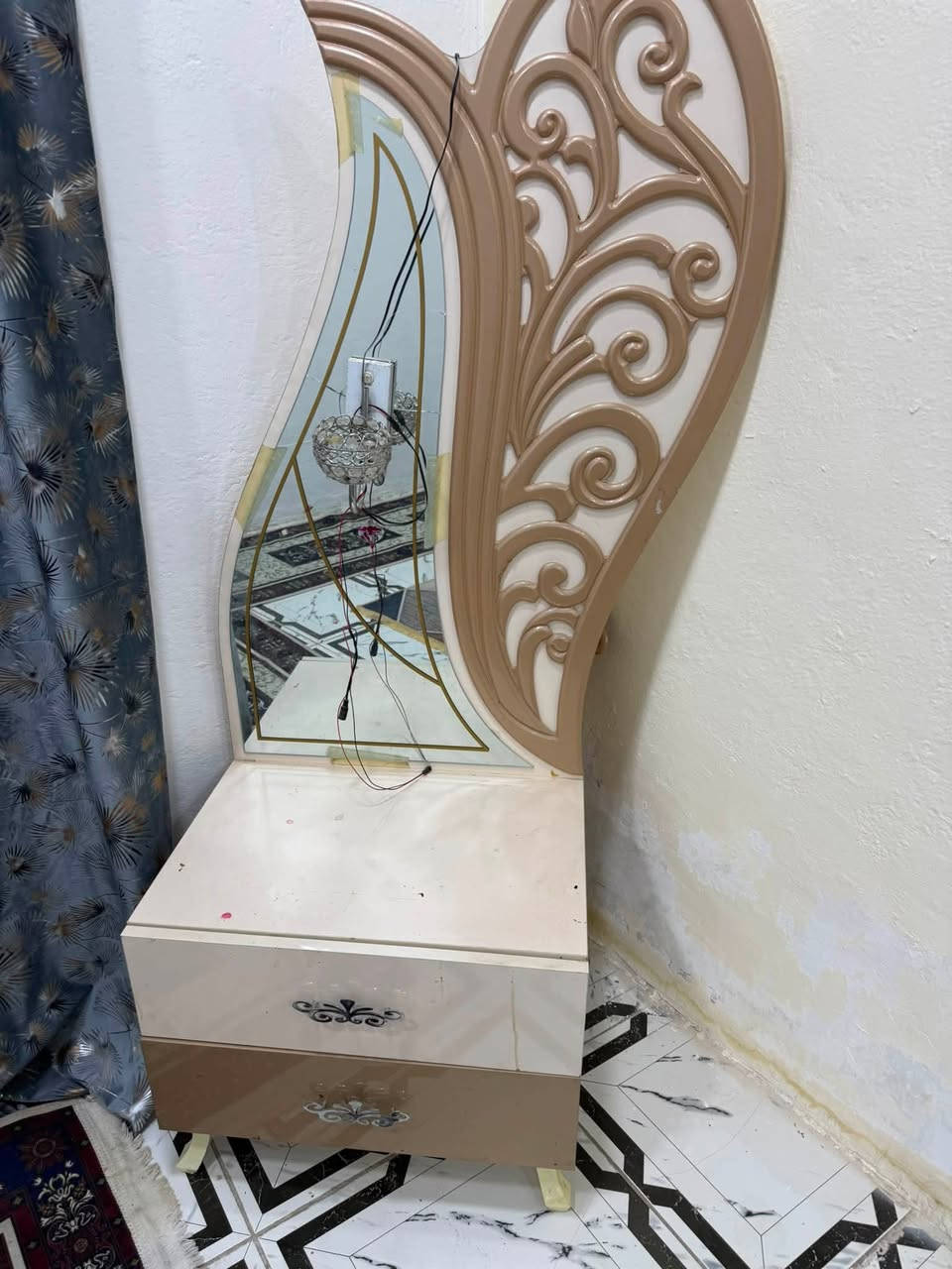 سلام عليكم غرفه تركيه ضخمه حيل بعدهي جديده للبيع كنتور سلايت ابوابه سعره ١٧٥٠ وبيه مجال ويه الدوشك ولنزله بس الدوشك ب ٢٠٠ الف 
عنواني ناصريه مركز 
***********

