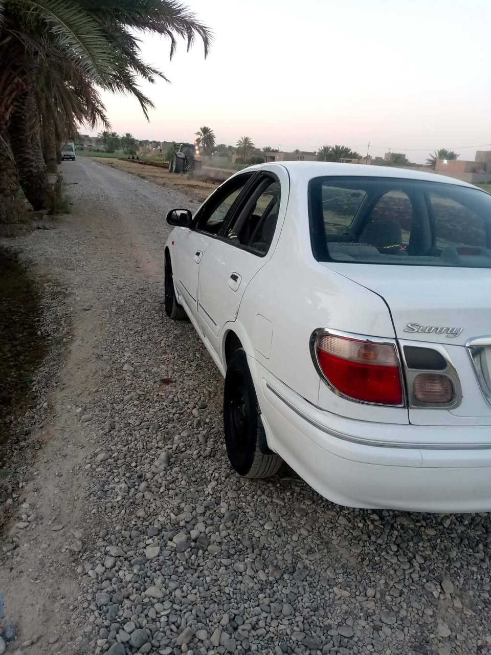 السلام عليكم و رحمة الله
للبيع نيسان سني 2001 ،،،رقم بغداد الجديد 

سياره مكفوله كفاله عامه ماعداء باب السياق بيه بارد 
محرك 1600 بلادي 

مكان السياره لانبار قضاء هيت 

السعر 75وبيه مجال بصيط 

الهاتف ***********
