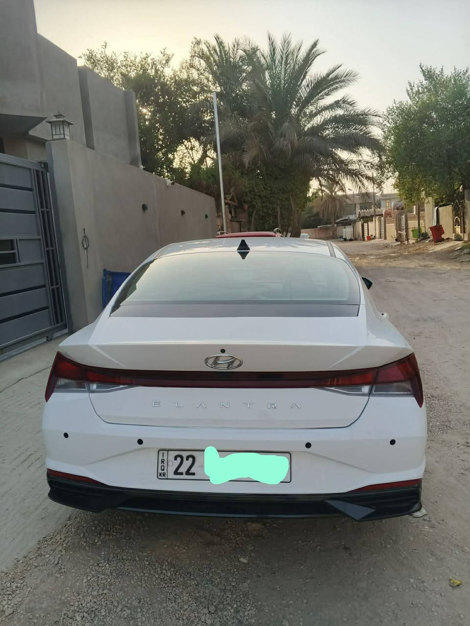 📣 للبيع: هيونداي إلنترا 2022 SEL (وارد أمريكي)

​📌 تفاصيل السيارة والماشية:

​المسافة المقطوعة (الماشي): 60 ألف ميل.

​حالة الحادث: حادث كلش خفيف (قبق جنطة فقط) وباقي السيارة مكفولة.

​المكان: بابل - شارع 60 (السيارة مرقمة أربيل كما في الصورة 4135.jpg).

​⚙️ المواصفات الميكانيكية والأداء:

​المحرك: 4 سلندر، سعة 2000 سي سي (اقتصادي وقوي).

​ناقل الحركة (الكير): أوتوماتيك ذكي مع وضعيات قيادة متعددة (اقتصادي ECO، رياضي SPORT، ذكي SMART).

​نظام الدفع: أمامي.

​💎 الراحة والرفاهية الداخلية:

​التشغيل والدخول: بصمة تشغيل مع ميزة الدخول الذكي، وخاصية فتح الصندوق الخلفي تلقائياً عند الاقتراب.

​الشاشة والترفيه: شاشة لمس قياس 8 إنش تدعم نظامي (آبل كاربلاي و أندرويد أوتو) لاسلكياً بدون واير.

​نظام التكييف: تحكم تلقائي ومستقل لدرجة الحرارة بين السائق والراكب (تكييف مركزي قطعتين).

​النظام الصوتي: راديو متطور مع 6 سماعات محيطية عالية النقاء.

​🛡️ أنظمة الأمان والرادارات (مواصفات كاملة):

​كاميرا خلفية دوارة مع خطوط توجيهية لتسهيل الركن.

​رادار مانع التصادم الأمامي مع خاصية كشف المشاة والتوقف التلقائي في الطوارئ.

​رادار الحفاظ على المسار (تنبيه عند الخروج من المسار والمساعدة في التوجيه).

​نظام كشف النقاط العمياء في المرايا الجانبية (حساس رادار جانبي).

​تنبيه حركة المرور الخلفية عند الرجوع إلى الخلف.

​نظام الضوء العالي التلقائي (يتحكم بالإضاءة حسب السيارات المقابلة).

السعر 160

​

📞 للتواصل والاستفسار: [*********** ]
