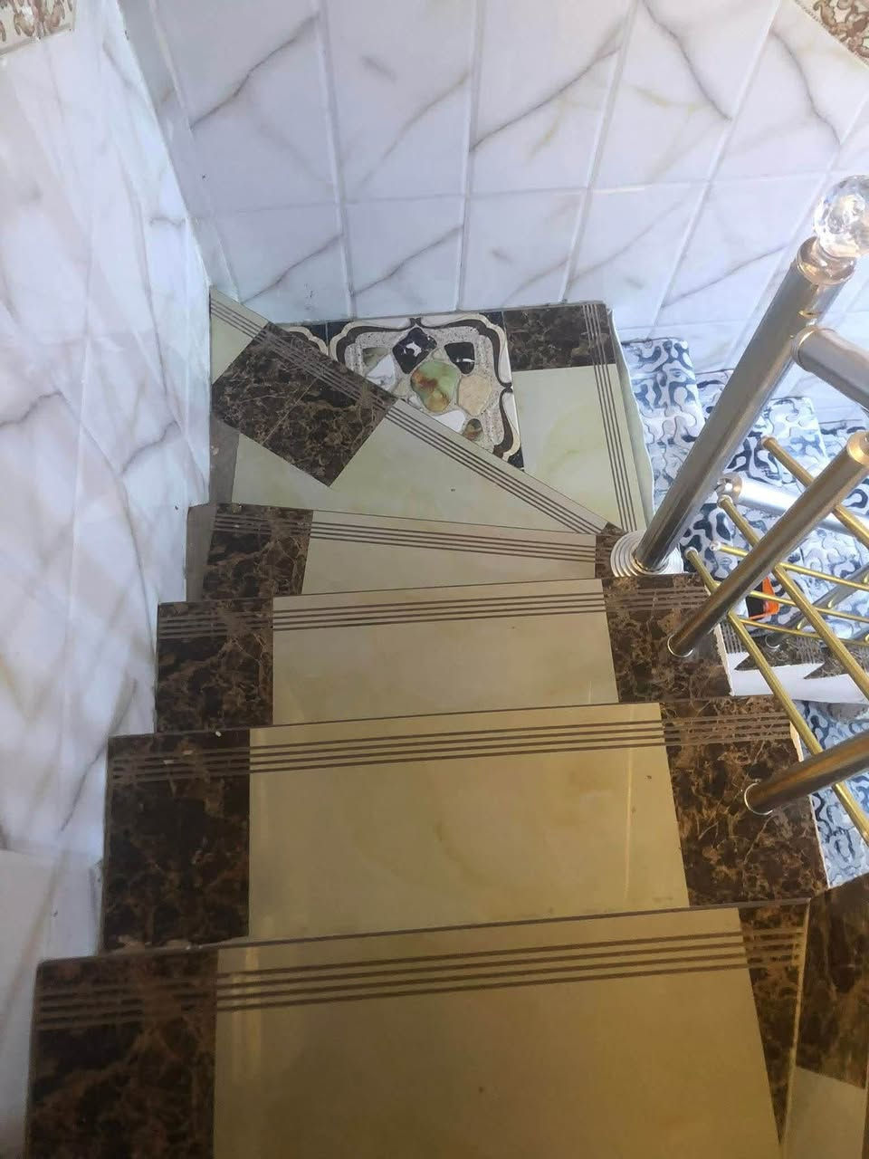 دار للبيع في منطقة الجمجمه الشماليه خلف محكمة استئناف بابل مساحة الدار 130 م طابو زراعي سند 25 طابق واحد يحتوي على 2غرفة نوم وحمام داخلي وخارجي وصاله وهول ومطبخ 
يباع الدار مع الاثاث 
للتواصل *********** اتصال او واتس اب
