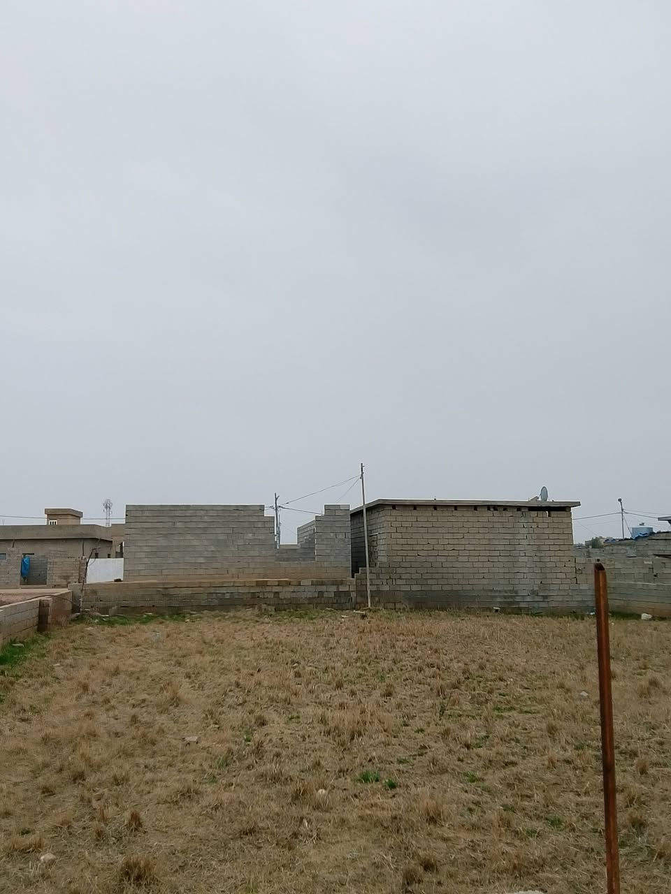 السلام عليكم يوجد قطعة ارض المساحه 500متر حوش5 طوفات واصله مي حلو وكهرباء وبيه بير مي بل قرب من مدرسه الناصر لدين الله السعر خاص او الاتصال على الرقم ***********.
