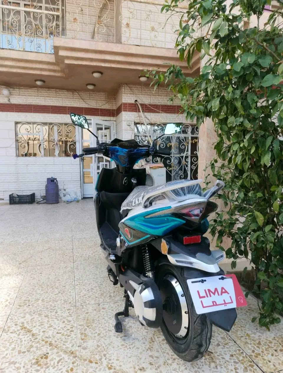 مكلف بل نشر رقم صاحب الدراجة
***********
دراجة سكنس شحن رياضي 
المواصفات العامة التقريبية لهذه الفئة:
المحرك (الموتور): يأتي بقدرة تبدأ من 2000 واط مثبت على العجلة الخلفية.
البطارية: تعمل بنظام بطاريات الأسيد، بجهد 72 فولت و 40 أمبير 
.السرعة القصوى: تصل سرعته الفعلية إلى 70 - 80 كم/ساعة.
المسافة (المدى): يقطع مسافة 65 كيلومتر في الشحنة الواحدة (تتأثر بوزن الراكب وطبيعة الطريق).
لوحة العدادات: شاشة رقمية (ديجيتال) لعرض السرعة ونسبة شحن البطارية.
الإطارات والفرامل: إطارات تيوبلس عريضة، مع منظومة فرامل ديسك (قرصية) أمامية لضمان الأمان والتحكم.
الميزات الإضافية: نظام تشغيل ذكي (بصمة أو ريموت)، ومنفذ شحن USB للهواتف

سعر مليون وقابل للتفاوض
مكاني كوت خاچية شارع اربعين

