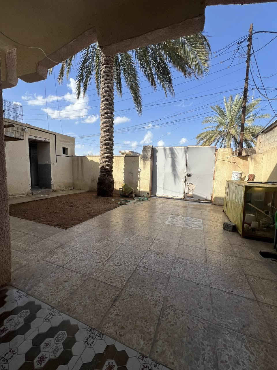 هاااام ♦️♦️
‏دار مطلوب المصرف العقار للبيع 
‏المساحة 200 متر طابو صرف ￼
‏يحتوي على كراج ￼- حديقة- استقبال- صالة-مطبخ-غرفة نوم- صحيات داخلية وخارجية 
العنوان كربلاء الحسينية العطيشي حي آلرسول قرب المستشفى 
للاستفسار أتصال ***********
