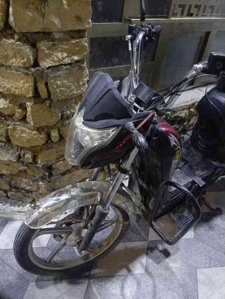 سلام عليكم دراجه شحن للبيع خمس بطاريات عل فحص كهربائياته كلهه شغاله موديل 24 نضيف نوع سوبر بور سعر 450 الف مكاني رمادي رقم تليفون ***********
