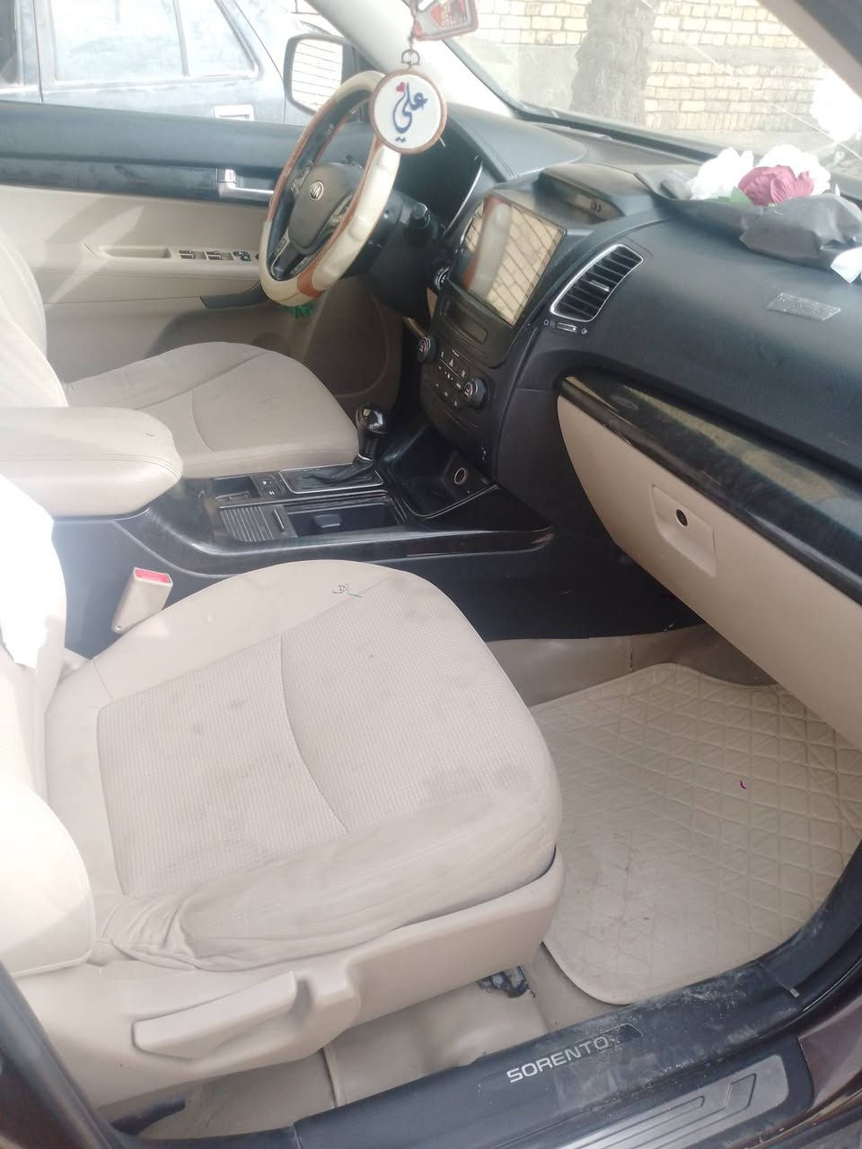 السلام عليكم
سورنتو 2013 شكل 14  خليجي 
 مبدل البنيد بالعراق  و بيهه بارد بالباب مال العبري خلف الصدر
7 راكب 
تبريد 3 قطع 
دخول ذكي / تشغيل بصمه 
مكينة V4      دوش 2400
رقم ذي قار مداور ثاني يوم
للتواصل واتس اب ***********
