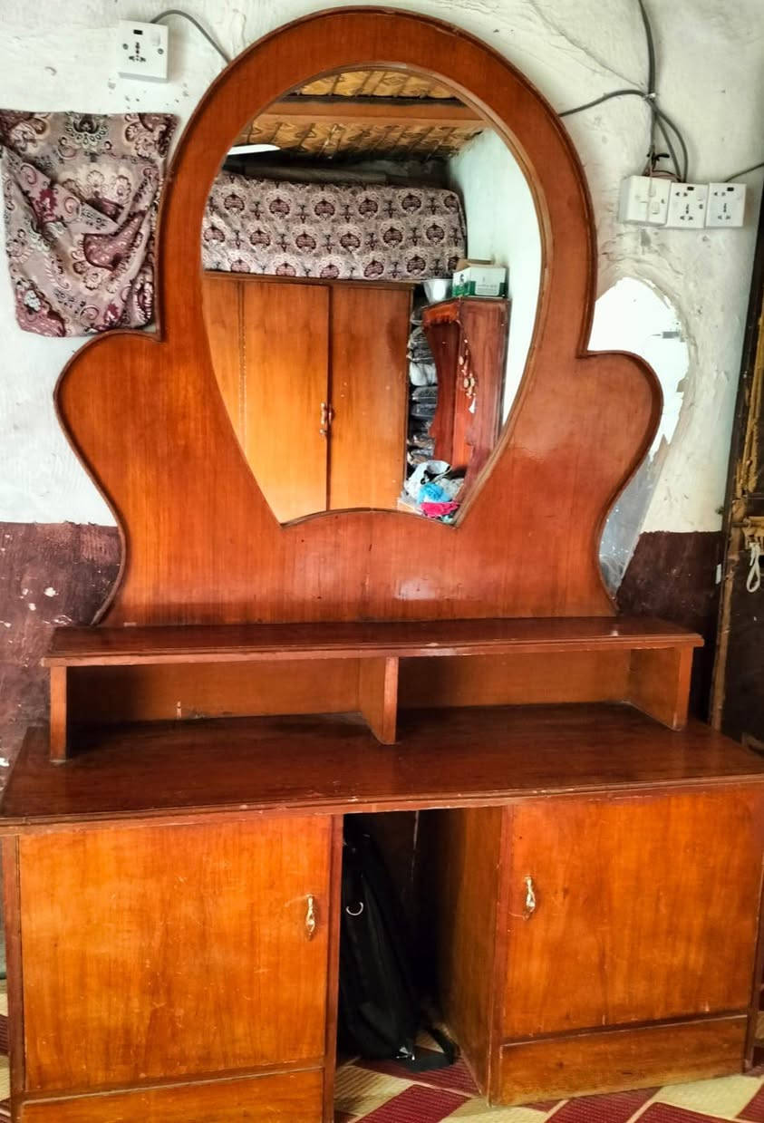 السلام عليكم غرفة صاج كنتور وميز تواليت وكومديات نقصهه بس جربايه سعر 400 ‏‪واتس ‏‪***********‬‏
